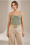 بلوزة نسائية بحزام أخضر قابل للتعديل وياقة ديجاجي منسدل من القماش الرملي - 4