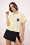 Açık Sarı Çiçekli Regular/Normal Kalıp Kısa Kollu Tok %100 Pamuk Örme T-shirt TWOSS26TS00222 - 2