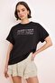 Siyah Slogan Oversize/Geniş Kalıp Düşük Kol Kısa Kollu %100 Pamuk Örme T-Shirt TWOSS26TS00118 - 4