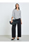 بلوزة مخطط بأكمام طويلة وفتحة رقبة على شكل حرف V - 2