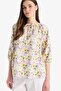 بلوزة بقصة عادية وياقة برباط وأكمام نصفية مزينة بالزهور E4386AX25SM - 4