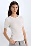 تي شيرت Slim Fit ذو رقبة دائرية وقصة ضيقة وأكمام قصيرة E4268AX24AU