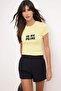 Sarı Nakışlı / İşlemeli Fitted/Vücuda Oturan Kısa Kollu Pamuk Ribana Örme T-Shirt TWOSS26TS00163