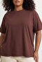 Kahverengi Boyfriend Fit Yanda Çıt Çıt Detaylı %100 Pamuk Örme Büyük Beden T-shirt TBBSS24BF00000 - 2
