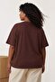 Kahverengi Boyfriend Fit Yanda Çıt Çıt Detaylı %100 Pamuk Örme Büyük Beden T-shirt TBBSS24BF00000 - 3
