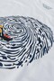 تي شيرت بتصميم مطبوع عليه بصمة الإصبع - 4