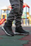 حذاء للأولاد باللون الأسود والرمادي مع شريط فيلكرو للاستخدام الخارجي - 3