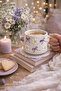 كوب سيراميك أبيض اللون بتصميم زهرة الأقحوان مع فيونكة بلون ليلكي سعة 200 مل - 4