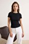 Siyah Fitted/Vücuda Oturan Kısa Kollu Aksesuar Detaylı Fitilli Esnek Örme Bluz TWOSS26BZ00092