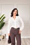قميص أبيض مطرز بنقوش زهور - 2