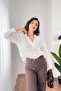 قميص أبيض مطرز بنقوش زهور - 5