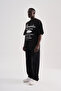 تي شيرت رجالي مطبوع بجيب كبير الحجم باللون الأسود - 8