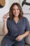 طقم بيجامة نسائي من الخيزران بأكمام قصيرة وأزرار أمامية ومقاس كبير ونمط مون سموكد - 4