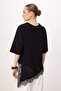 Siyah Oversize/Geniş Kalıp Asimetrik Dantel Detaylı %100 Pamuk Örme T-shirt TWOSS26TS00296 - 4