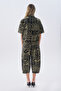 قميص نسائي كاكي كبير الحجم بأكمام قصيرة وطباعة عرقية - 2