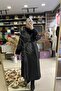 ياقة من الفرو مع أكمام من الجلد. معطف