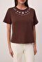 Kahverengi Regular/Normal Kalıp Aksesuar Detaylı Tok %100 Pamuk Örme T-Shirt TWOSS26TS00007 - 3