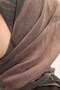 وشاح أوليندا من مزيج الحرير بنمط تجريدي بلون الموكا موس 90x90 - 5