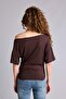 تي شيرت بأكمام قصيرة مطبوع عليه عبارة Open Shoulder H5775AX26SM - 5