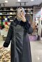 ياقة من الفرو مع أكمام من الجلد. معطف - 5