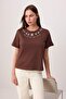 Kahverengi Regular/Normal Kalıp Aksesuar Detaylı Tok %100 Pamuk Örme T-Shirt TWOSS26TS00007 - 2