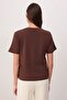 Kahverengi Regular/Normal Kalıp Aksesuar Detaylı Tok %100 Pamuk Örme T-Shirt TWOSS26TS00007 - 4