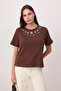 Kahverengi Regular/Normal Kalıp Aksesuar Detaylı Tok %100 Pamuk Örme T-Shirt TWOSS26TS00007