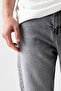 بنطلون جينز مخروطي الشكل مع تفاصيل ممزقة عند الأرجل - 5