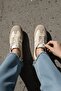 حذاء رياضي من جلد الغزال البيج مع خطوط على الجانبين - 5