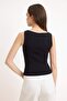 Siyah Düz Fitted Kayık Yaka Kolsuz Aksesuar Detaylı Crop Pamuklu Esnek Örme Bluz TWOSS26BZ00671 - 7