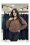 معطف نسائي قصير من جلد الغزال ذو بطانة بنية اللون وياقة قميص ونمط عرقي موسمي D99786 - 5