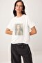 Ekru Baskılı Relaxed/Rahat Kalıp Düşük Kol Kısa Kollu Tok %100 Pamuk Örme T-Shirt TWOSS26TS00175
