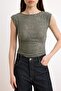 Haki Baskılı Fitted/Vücuda Oturan Kayık Yaka Büzgülü Crop/Kısa Dantel Örme Bluz TWOSS26BZ00838
