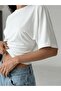 بلوزة نسائية فاخرة بأكمام واسعة وقصة ضيقة عند الخصر باللون الأبيض - 4