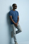تي شيرت رجالي أزرق اللون بأكمام قصيرة وياقة دائرية - 2