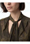 بلوزة شيفون مزخرفة بنمط ياقة وشاح من GULIS CLOTHING - 6