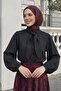 قميص أسود مخطط مع وشاح على ياقة القميص
