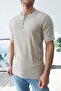 تي شيرت أبيض فاخر بياقة هينلي - تصميم عصري بنسيج مضلع - 4