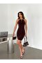فستان صغير بتفاصيل إكسسوارات - بني