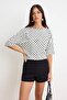 Ekru Puantiyeli Regular/Normal Kalıp Kayık Yaka Soft Touch Örme T-shirt TWOSS26TS00300 - 5