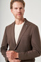 بدلة مرنة ذات ياقة على شكل طائر السنونو باللون البني 6 دروب سليم فيت ببطانة كاملة 1001260148 - 4