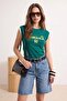 Zümrüt Yeşili Baskılı Fitted/Vücuda Oturan Kısa Kollu Crop Pamuk Ribana Örme T-Shirt TWOSS26TS00087
