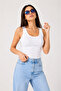 قميص داخلي أبيض أساسي بحزام سميك للنساء