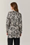 طقم أسود منقوش بتصميم انسيابي مع مشبك حزام 1855 - 4