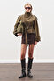 معطف قصير بحزام باللون الكاكي - 3