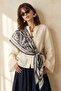 وشاح ناعم منقوش باللون الأخضر المائي مقاس 90x90
