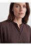 بلوزة TRENDLUCKY ذات ياقة مكشكشة مع فرق في التصميم - 3