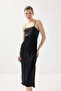فستان سهرة ميدي من الساتان مزين بالترتر مع حمالات رفيعة - أسود