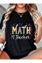 تي شيرت نسائي برقبة دائرية مطبوع عليه Math Teacher Ruler And Protractor |   ملابس كاجوال، قابلة للتمدد قليلاً، بنمط هندسي، مقاس عادي، أكمام قصيرة