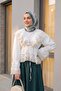 بلوزة مزينة بالدانتيل والكشكشة بياقة على شكل حرف V - لون إكرو